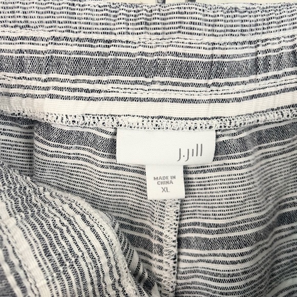 J. Jill Love Linen/ Cotton blend Striped Shorts - Gray and White - Picture 5 of 9